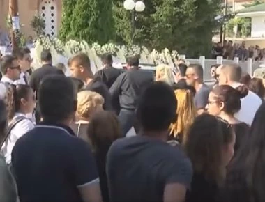 Ράγισαν καρδιές στην Αταλάντη: Σε λευκά φέρετρα κηδεύτηκαν τα δύο αδέρφια